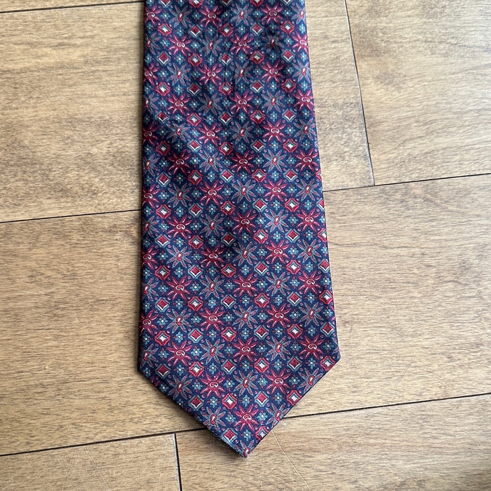 Elegant Patterned Tie in Red and Blue